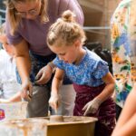 Het nieuwe cursusaanbod van RICK bevat onder andere een workshop kinderkeramiek. Foto via RICK