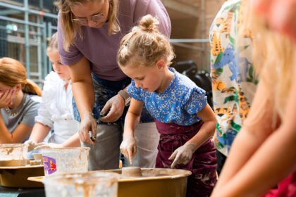 Het nieuwe cursusaanbod van RICK bevat onder andere een workshop kinderkeramiek. Foto via RICK