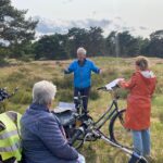 Stadsgids geeft uitleg tijdens fietstocht Rondje Weert