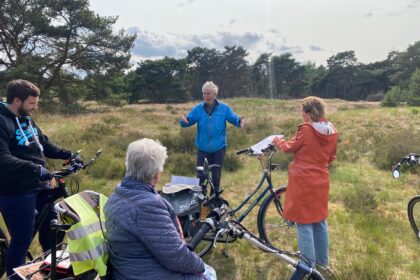 Stadsgids geeft uitleg tijdens fietstocht Rondje Weert