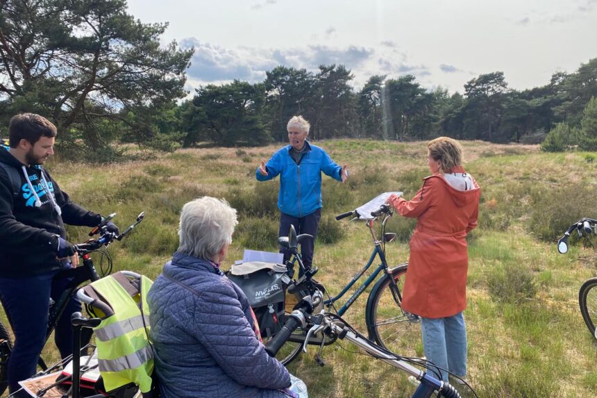 Stadsgids geeft uitleg tijdens fietstocht Rondje Weert