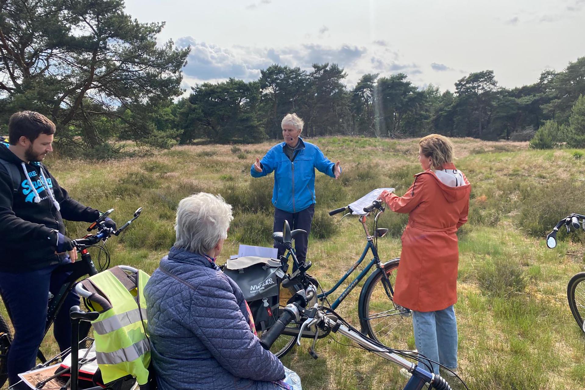 Stadsgids geeft uitleg tijdens fietstocht Rondje Weert