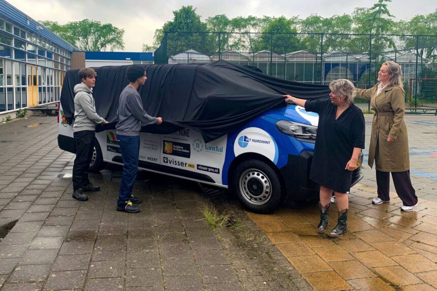 Het Kwadrant neemt nieuwe schoolbus officieel in gebruik