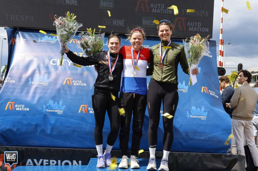 Podium prijzen dames NK Halve tijdens City Triathlon Weert