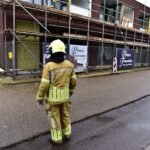 Bouwmaterialen waaien van steiger door stevige wind in Heythuysen