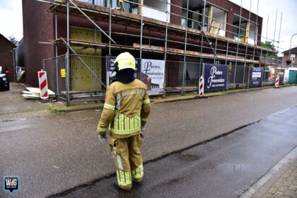 Bouwmaterialen waaien van steiger door stevige wind in Heythuysen