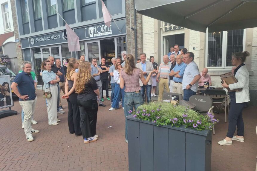 Studenten presenteren de plannen voor het 'Smaakhoês'. Foto van Jan Leenders