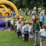 Kinderen staan in de rij voor de stormbaan tijdens de Weerter Kampioenschappen Buitenspelen.