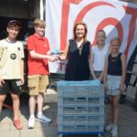 TPC Boshoven doneert 120 worstenbroodjes aan de voedselbank. Ingestuurde foto