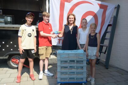 TPC Boshoven doneert 120 worstenbroodjes aan de voedselbank. Ingestuurde foto