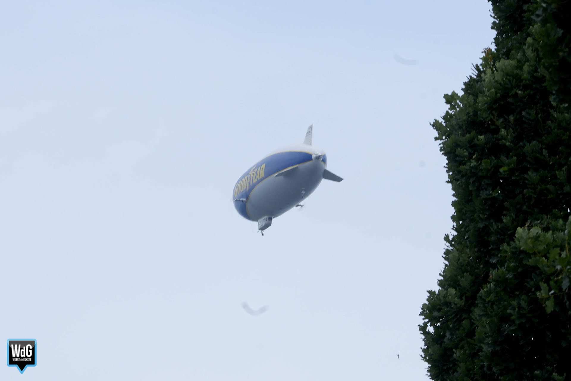 Opvallende Goodyear-Zeppelin boven Weert trekt bekijks