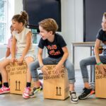 Kinderen volgen worshops muziek, dans en theater tijdens de zomerschool van RICK. Foto via RICK
