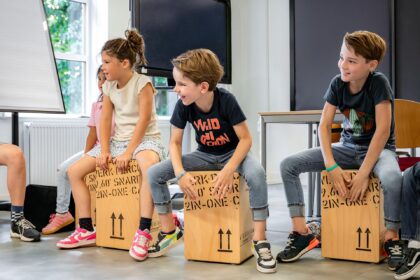 Kinderen volgen worshops muziek, dans en theater tijdens de zomerschool van RICK. Foto via RICK