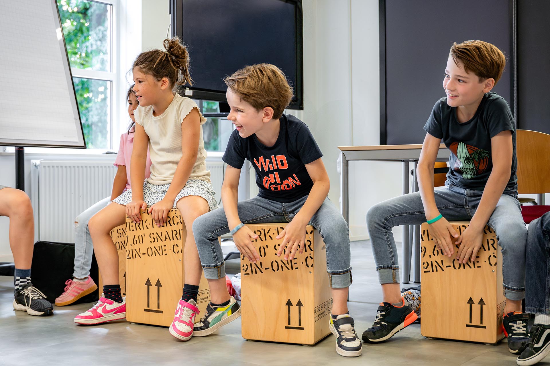 Kinderen volgen worshops muziek, dans en theater tijdens de zomerschool van RICK. Foto via RICK