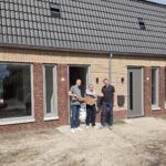 Bewoners krijgen de sleutel van hun nieuwe sociale huurwoning in Budel-Schoot. Ingestuurde foto