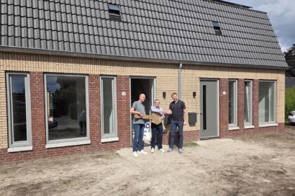 Bewoners krijgen de sleutel van hun nieuwe sociale huurwoning in Budel-Schoot. Ingestuurde foto