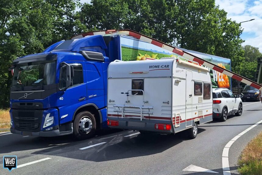 Ingestuurde foto - Vrachtwagen rijdt hoogteportalen bij Kelperbrug op N280 aan