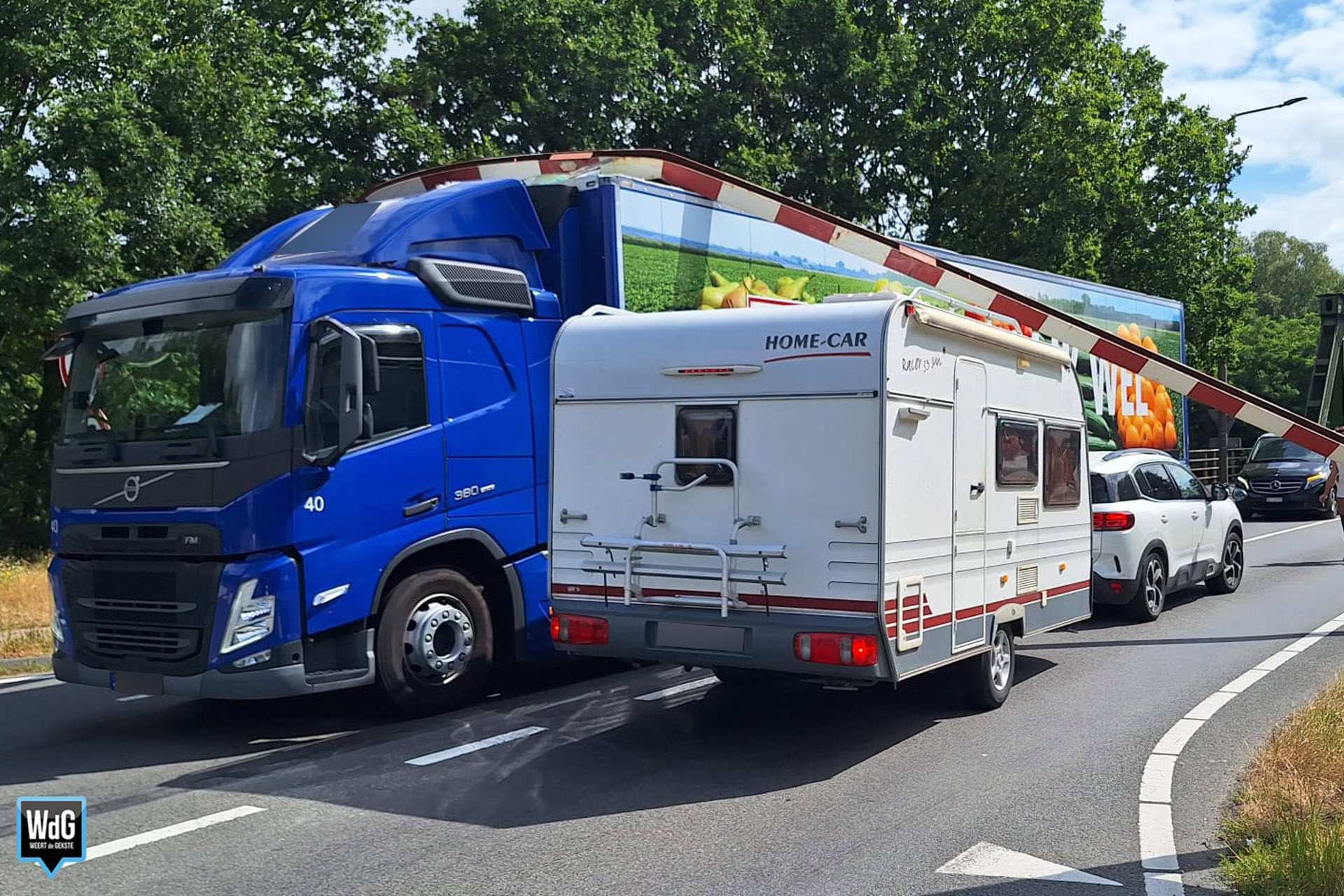 Vrachtwagen rijdt hoogteportalen bij Kelperbrug op N280 aan