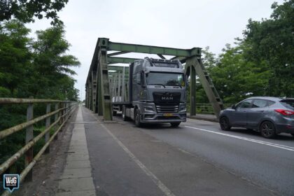 Provincie plaatst hoogteportalen bij Kelperbrug om zwaar verkeer te weren. Archieffoto