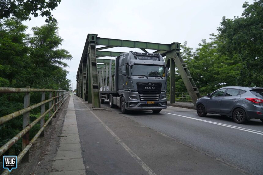 Provincie plaatst hoogteportalen bij Kelperbrug om zwaar verkeer te weren. Archieffoto