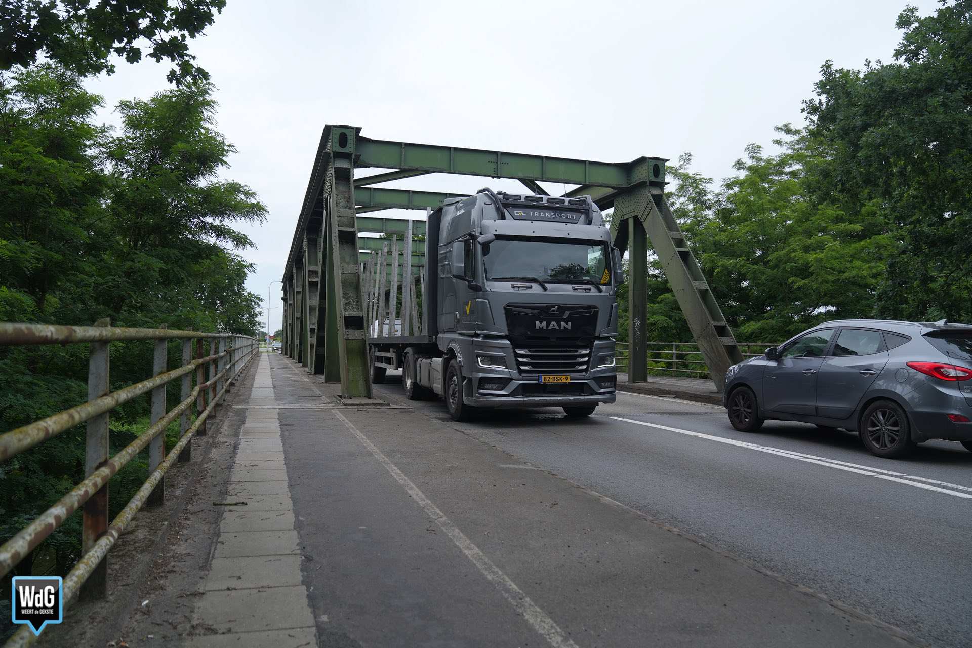Provincie plaatst hoogteportalen bij Kelperbrug om zwaar verkeer te weren. Archieffoto