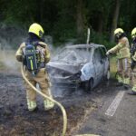 Brandweer blust autobrand op Baexemerweg in Grathem