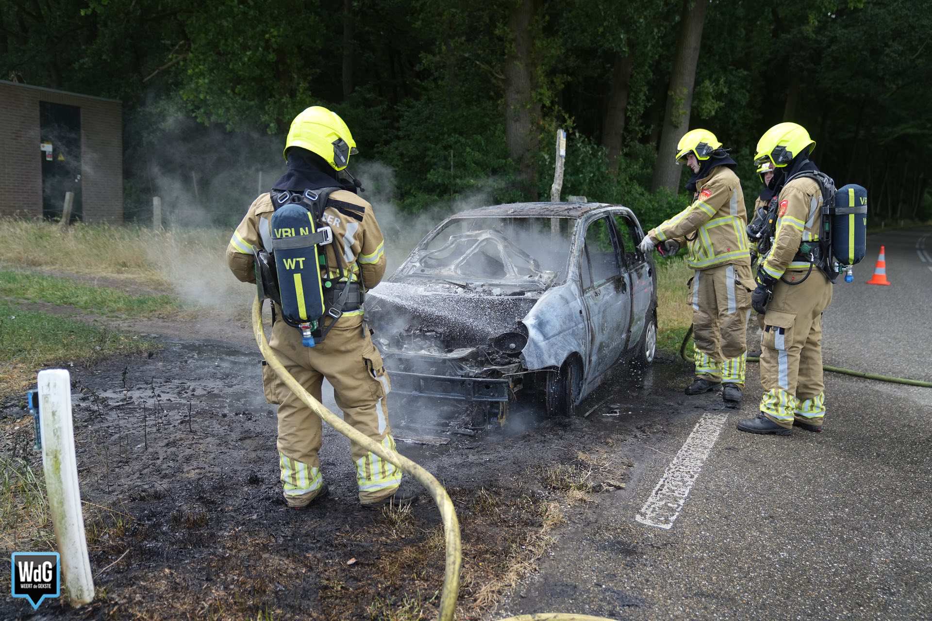 Brandweer blust autobrand op Baexemerweg in Grathem