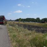 Brandweer dooft bermbrand aan Dr. Anton Philipsweg