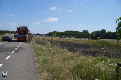 Brandweer dooft bermbrand aan Dr. Anton Philipsweg
