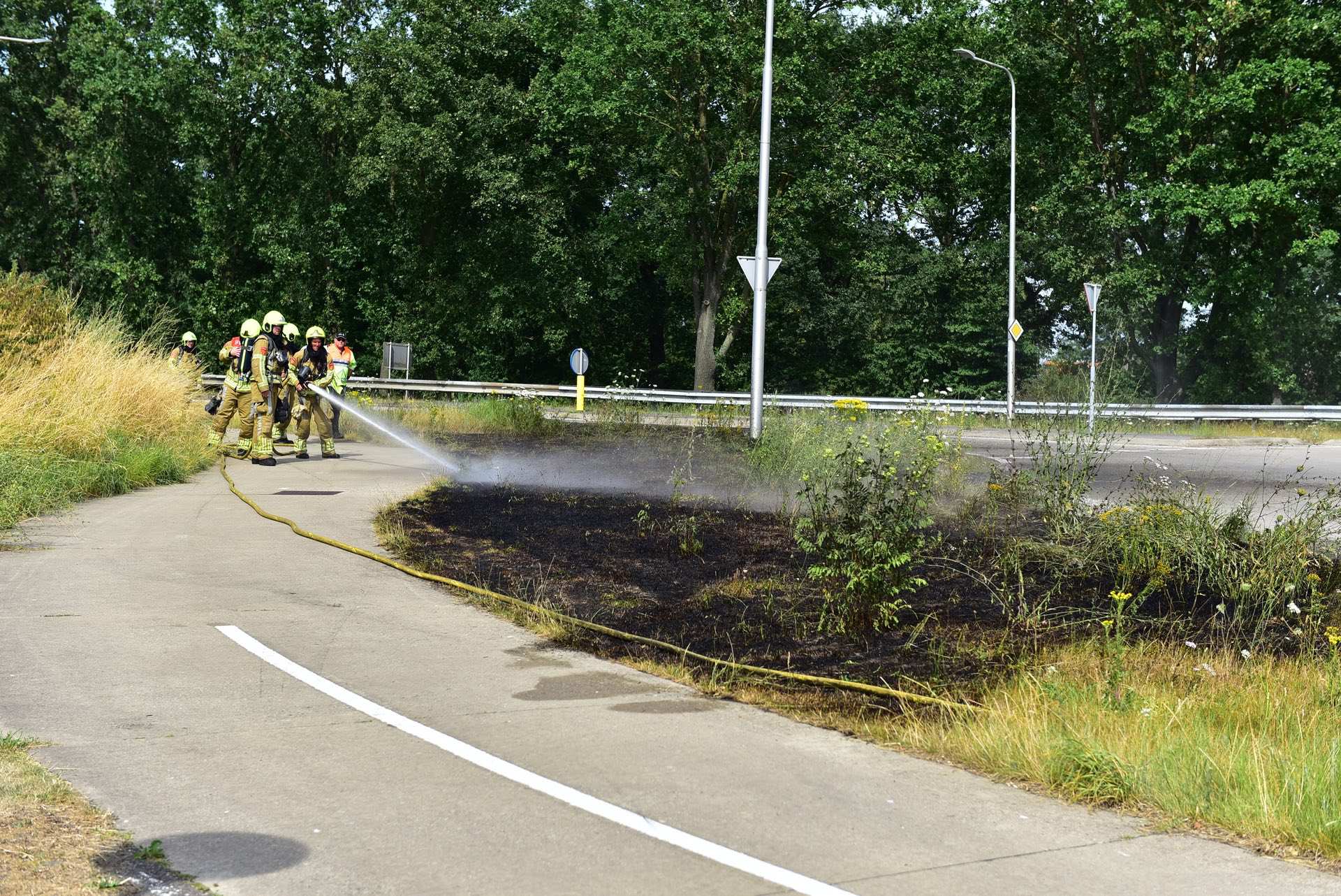 Twee bermbranden langs N266 in Nederweert snel onder controle