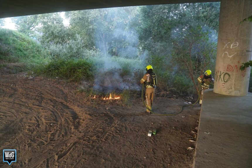 Bermbrand onder A2-viaduct in Weert snel geblust