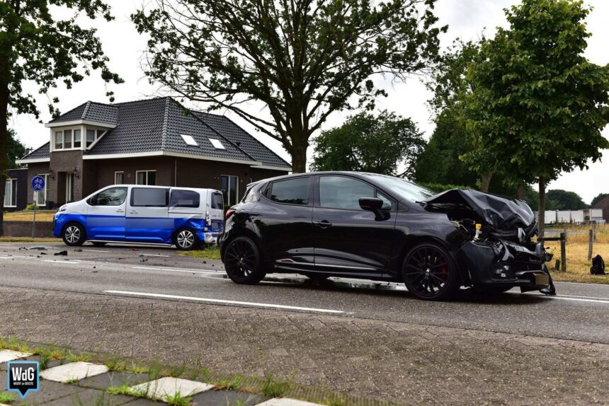 Auto en bestelbus botsen op kruising in Leveroy