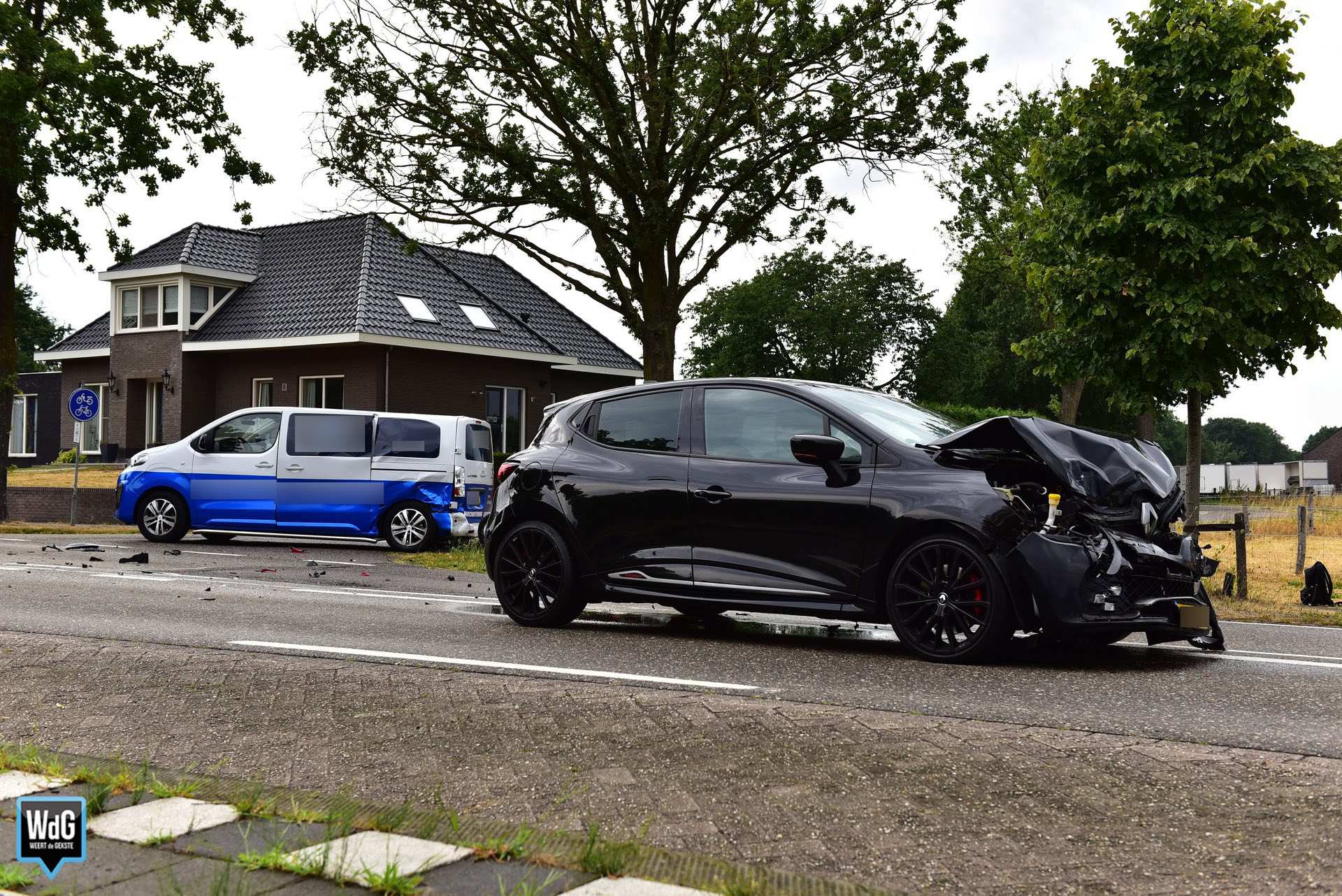 Auto en bestelbus botsen op kruising in Leveroy