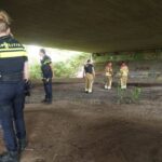 Brandweer blust kampvuur onder brug, man overgedragen aan crisisdienst