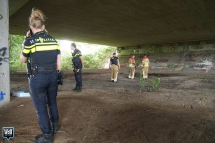 Brandweer blust kampvuur onder brug, man overgedragen aan crisisdienst