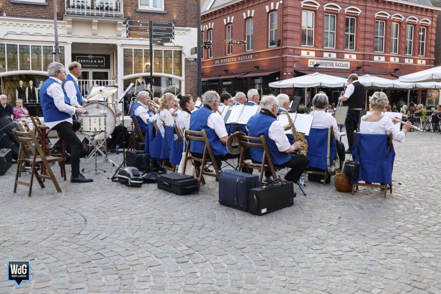 Senioren Orkest Cranendonck verzorgt een concert op de Oude Markt in Weert. Foto van Theo van de Winkel