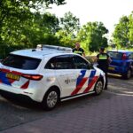 Politie controleert auto op de N266 in Nederweert na melding dat een kitten uit de auto gegooid zou zijn.