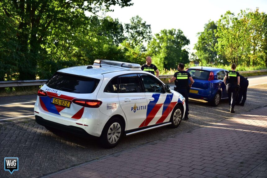 Politie controleert auto op de N266 in Nederweert na melding dat een kitten uit de auto gegooid zou zijn.