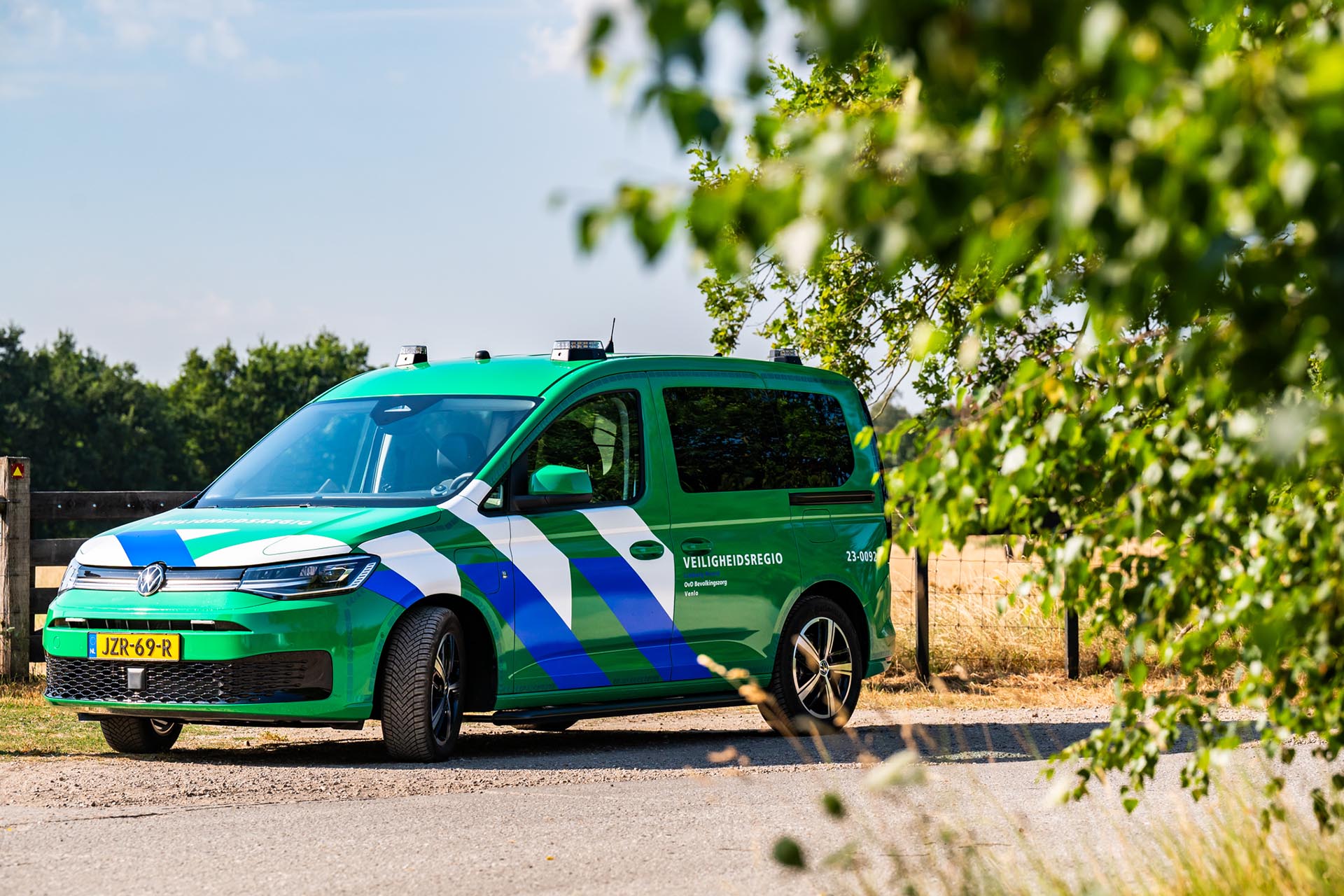 Nieuwe herkenbare groene dienstvoertuigen voor Officieren van Dienst Bevolkingszorg. Foto via Veiligheidsregio Limburg-Noord