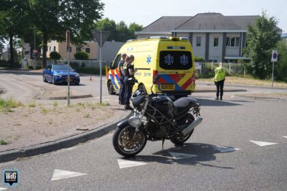 Auto en motor botsen op T-splitsing Ringbaan-Noord