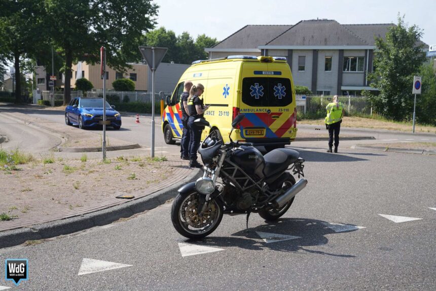 Auto en motor botsen op T-splitsing Ringbaan-Noord