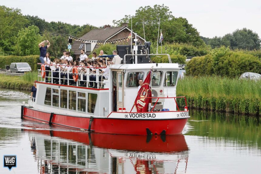 Spaanse harmonie brengt Weerter binnenstad tot leven met muzikale tocht