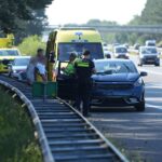 Auto botst achterop vrachtwagen op A2 bij Budel