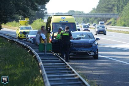 Auto botst achterop vrachtwagen op A2 bij Budel