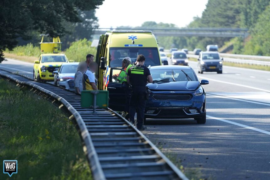 Auto botst achterop vrachtwagen op A2 bij Budel