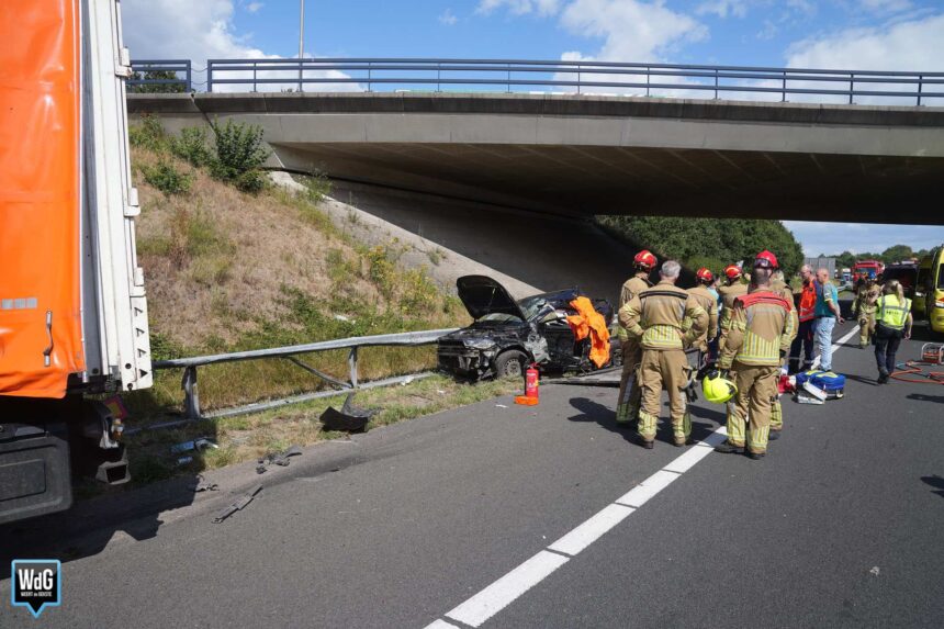 Ongeval met vrachtwagen en personenauto op A2 bij Weert-Noord