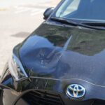 Fietsster gewond na botsing met geparkeerde auto in Budel