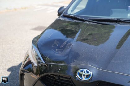 Fietsster gewond na botsing met geparkeerde auto in Budel