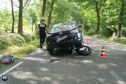 Motor belandt onder auto bij botsing op Geuzendijk in Weert