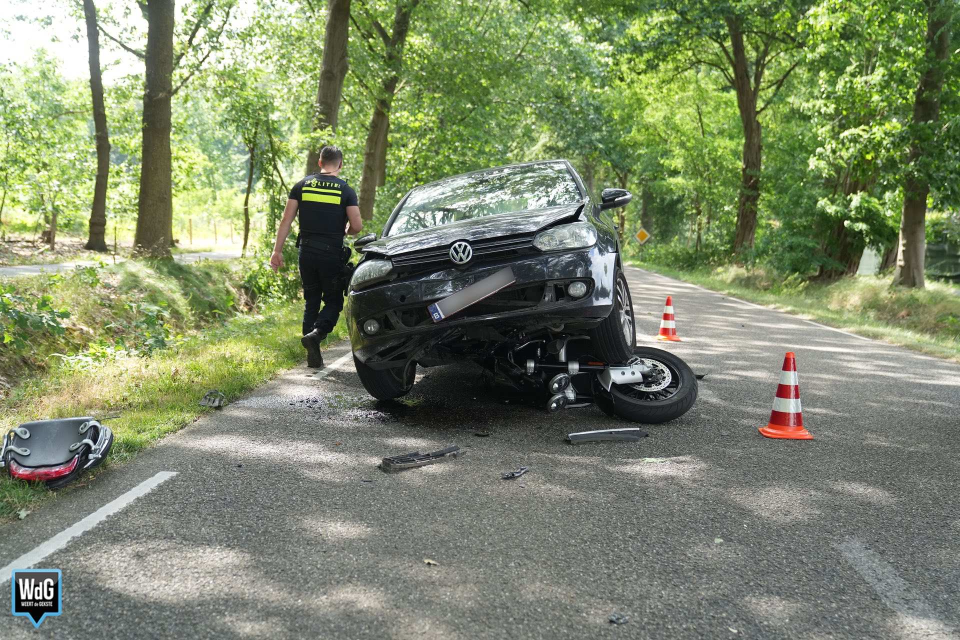 Motor belandt onder auto bij botsing op Geuzendijk in Weert